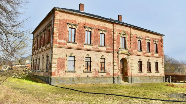 Rodinný dům (bývala budova soudu) v Lipové, okr. Děčín