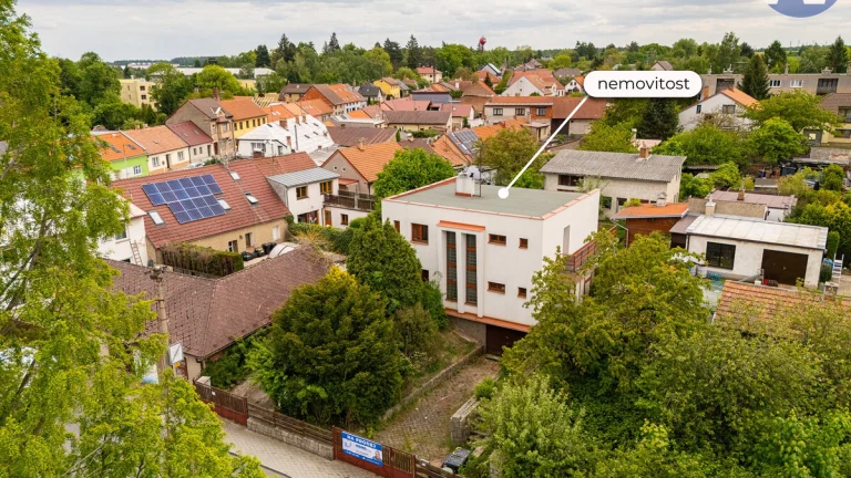 Kostelec nad Černými lesy, rodinný dům se zahradou