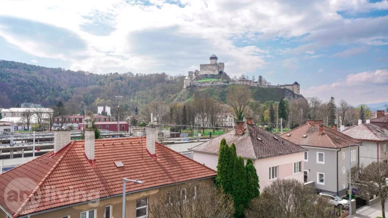 REZERVOVANÝ - VÝHĽADOM NA HRAD – 2i BYT, 82 m² – SIHOŤ I, TN
