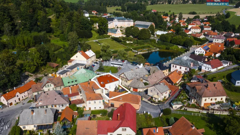 Prodej domu s byty a komerčním prostorem v Nových Hradech