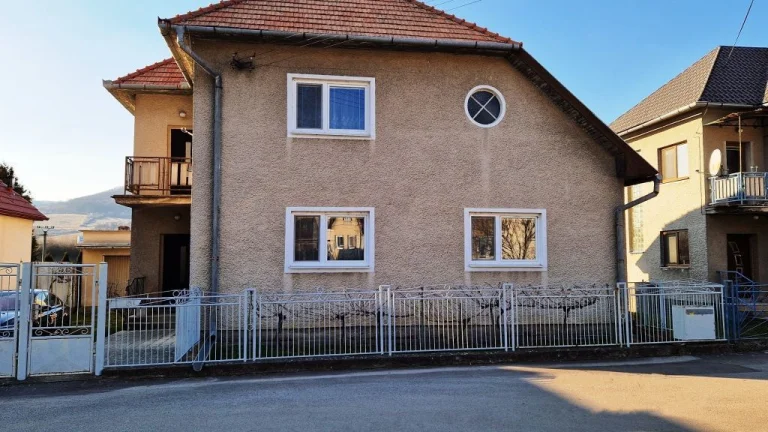 Predám rodinný dom so záhradou a garážou