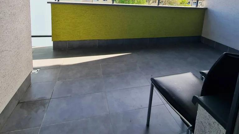Priestranný 2i byt s terasou, šatníkom, v novostavbe Ružinov