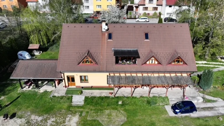 Prodej komerčního RD s bydlením, zahradou a garáži.