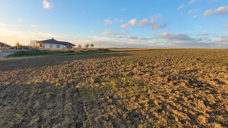 stavební/pozemek/Mělník-Velký Borek