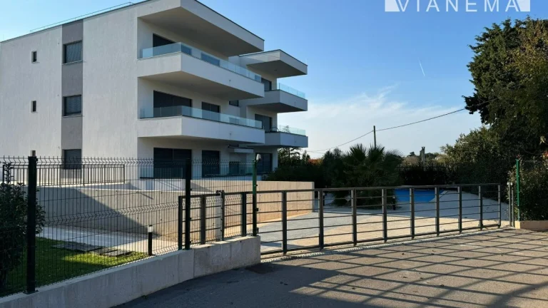 Zariadený 4-izbový apartmán s parkovaním, Vila Ugljan