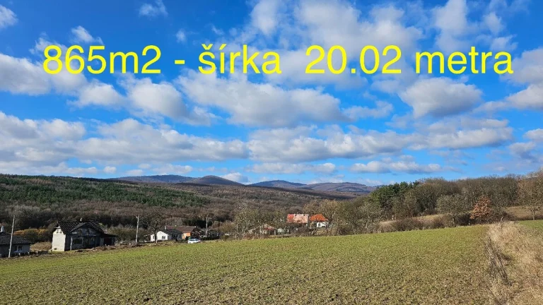 Pozemok pod lesom - so sieťami 865m2 - na predaj