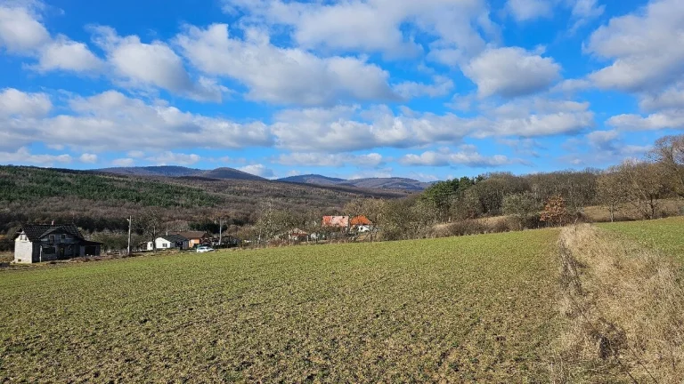 Slnečný stavebný pozemok IBV Zlatníky 958m2 - na predaj
