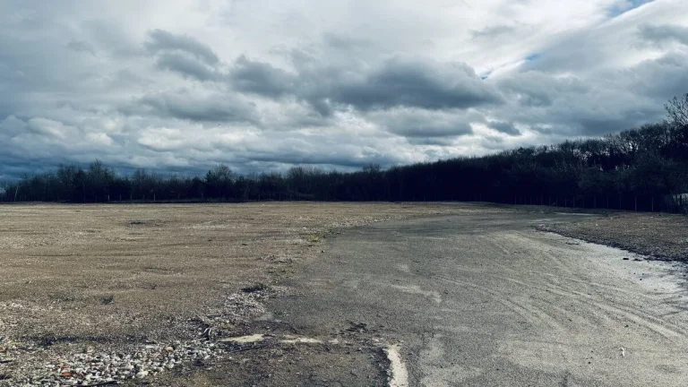 Pronájem zpevněné skladovací plochy 1000m2