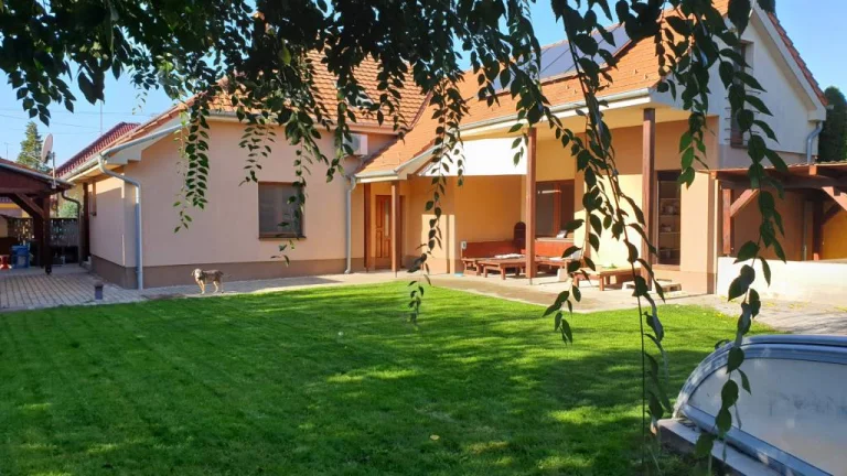 PREDAJ : 6 - izbový rodinný dom s pozemkom 680 m2 - KOMÁRNO,