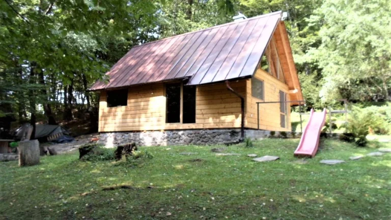 Ponúkame na predaj novostavbu drevenej chaty.