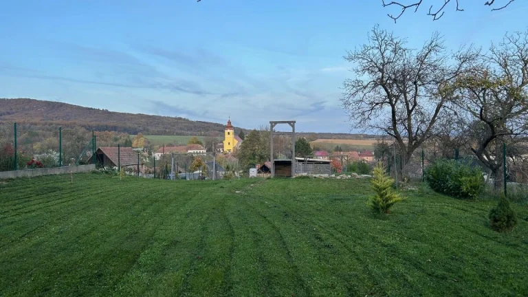 Ladice - krásny stavebný pozemok s malou chatkou 863 m2