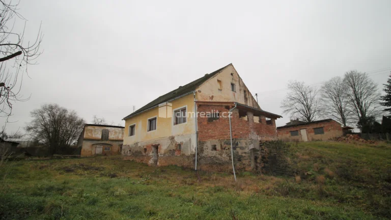 Dům určený k rekonstrukci s velkým pozemkem v obci Malovice