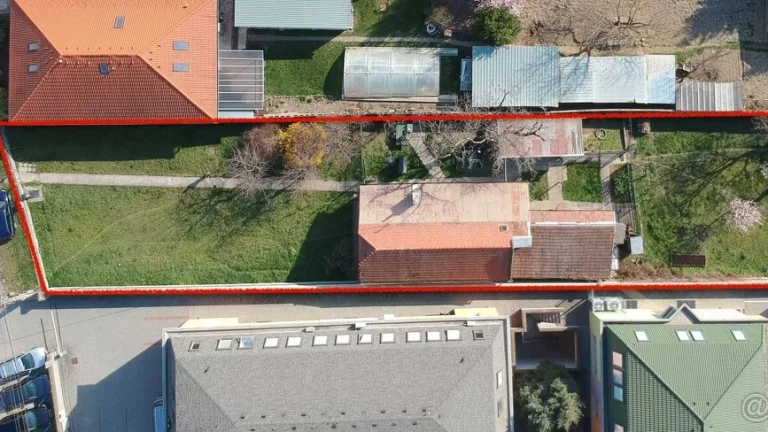 Na predaj veľký pozemok 1113m2 so starším rodinným domom