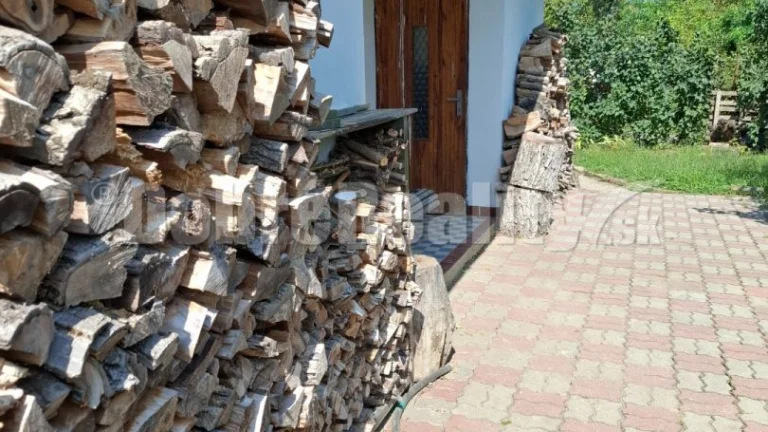 Iba u nas.Predaj murovanej chatky s viničom
