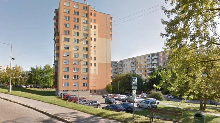 Ponúkam na predaj 4 izbový byt s balkónom v Štúrove