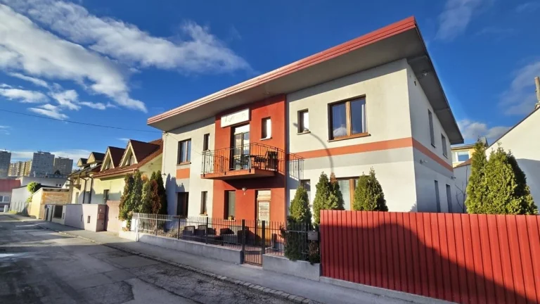 10-izbový Penzión pri Centre / Rodinný dom 380m² / Domčeková