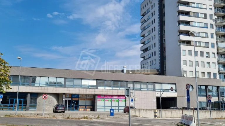 Klimatizovaný priestor s 2 parkovacími miestami na ulic…