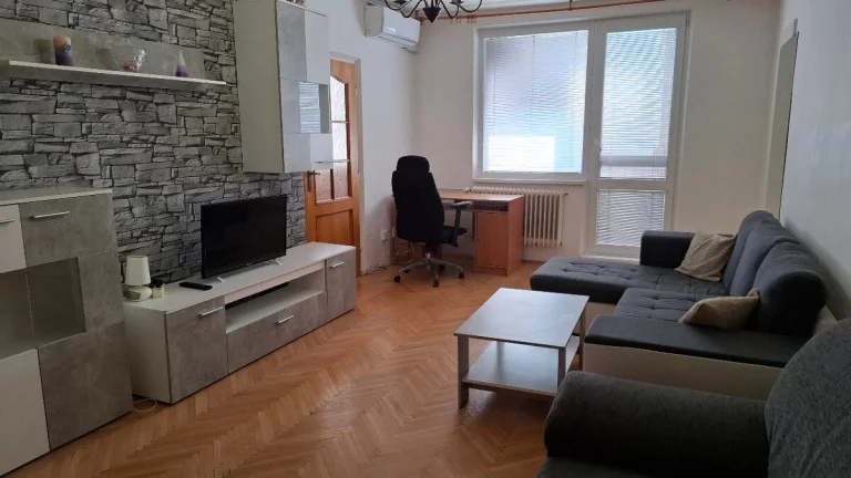 Na predaj 3 izbový byt v centre mesta Senica.