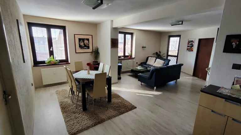 Veľký 3. izb. tehlový zariadený byt s balkónom v centre LC