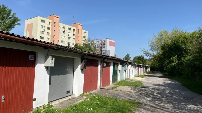 Tehlová garáž s elektrinou