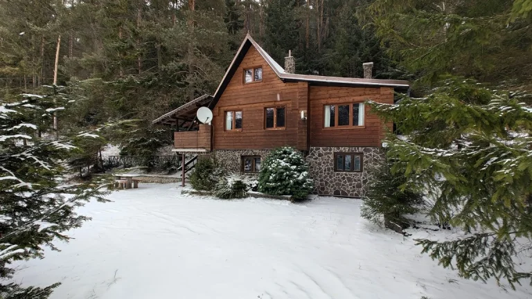 ZNÍŽENÁ CENA Rekreačná chata v Lopušnej doline s pozemkom