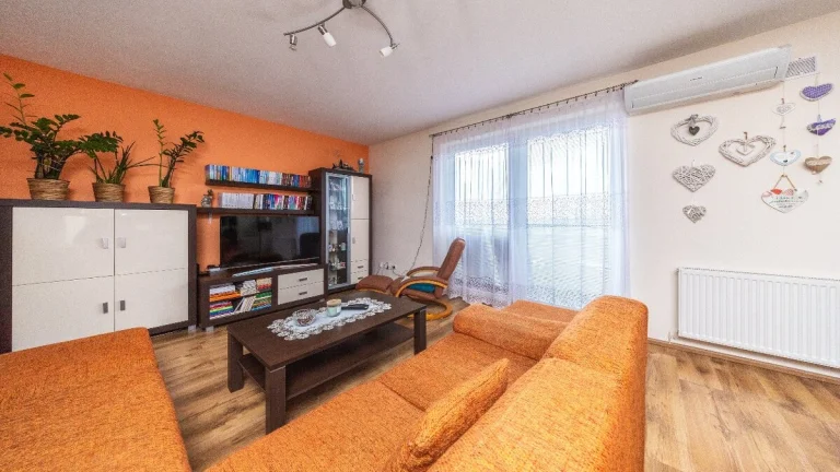 NA PREDAJ priestranný 3 izbový byt Pezinská ul., Senec