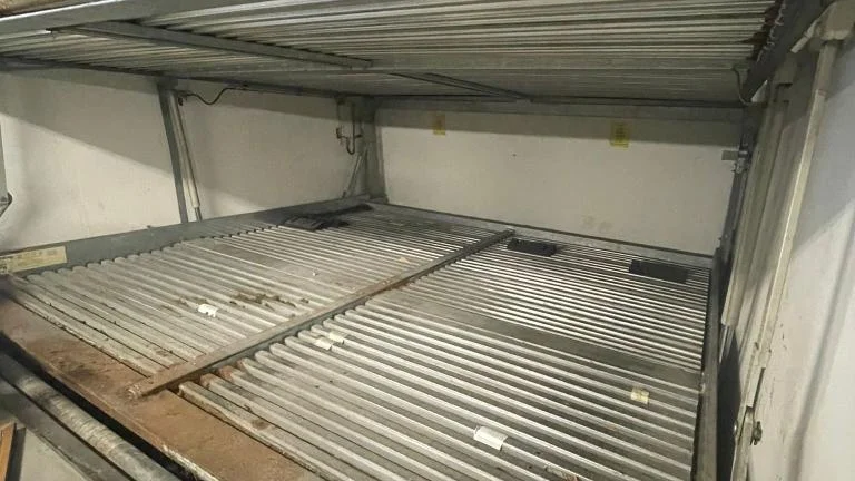 Prodej levého spod. zakladačového parkovacího stání Praha 8