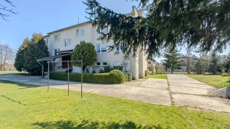 4 izbový byt s garážou a záhradou.