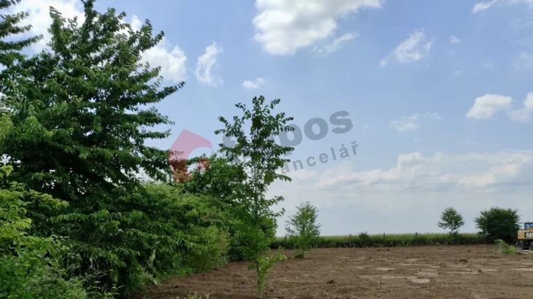 Pozemek 4174 m2, BV-plocha k bydlení, v obci Charváty u Olom