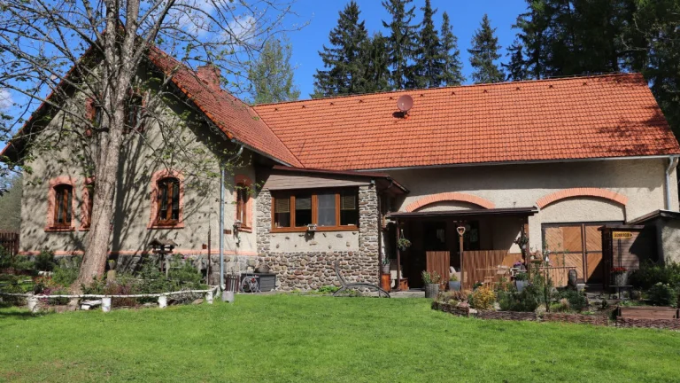 Dům, samota na Šumavě, u lesa, vlastní rybník a pozemek