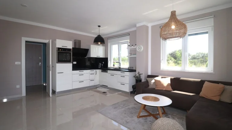 ☀Brodarica(HR)-novostavba bytu 63,07 m2 s dvorom☀