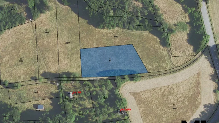 Prodej pozemku travní porost 2285 m2 v obci Roztoky