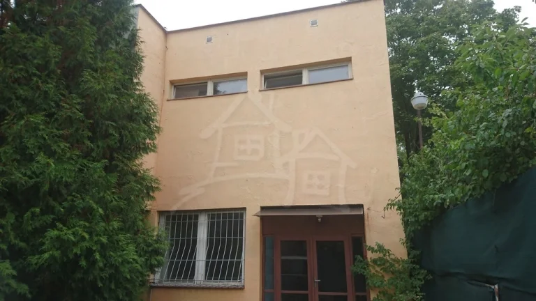 Dvojpodlažný objekt na podnikanie v Novom Meste nad Váhom