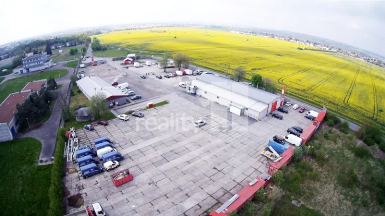K pronajmu parkovací plocha v komerčním areálu, cca 700 m2,
