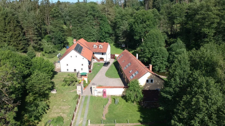Půvabný mlýn,včetně rybníku,lesů,pastvin a 5 apartmanů