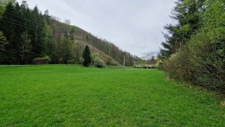 Slnečný pozemok 5253 m2 - Valaská Belá