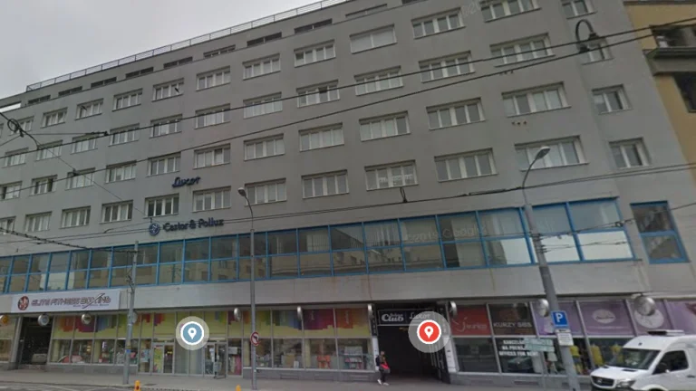 Obchodný priestor s veľkými výkladmi v centre STARÉHO MESTA,