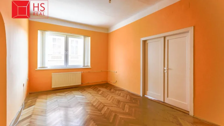 ZNÍŽENÁ CENA Prenájom veľkého 4i bytu s parkovaním v centre