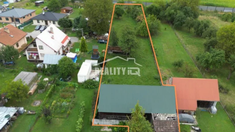 Exkluzívne na predaj stavebný pozemok 2590 m2 a vidiecky dom