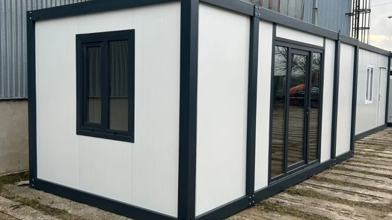 Obytný kontejner o rozměru 3x6 m s franc. dveřmi