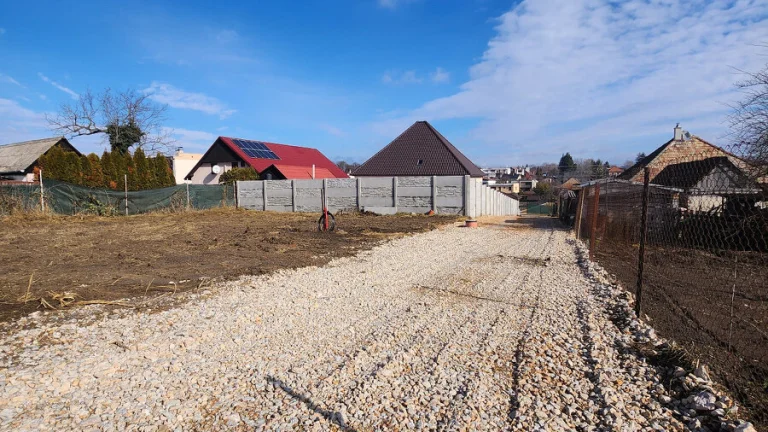 Pekný 7á stav.pozemok so sieťami, stav.povolením a projektom