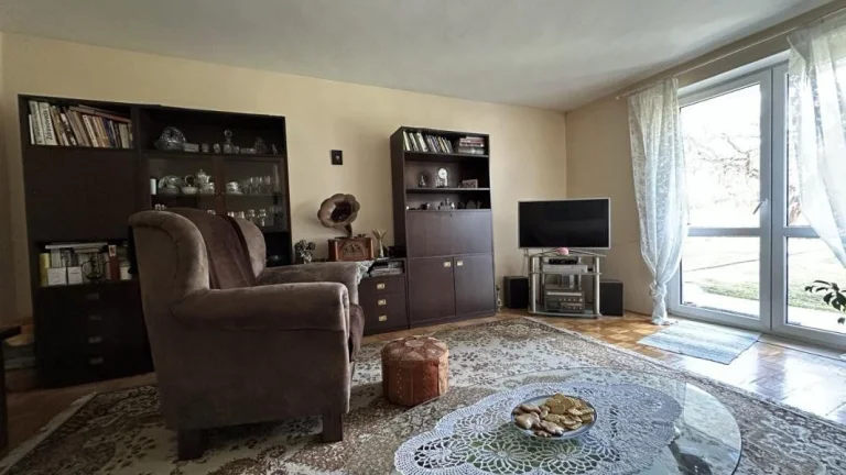 REZERVOVANÝ Rodinný dom v meste Brezno, náklady 135 eur gara