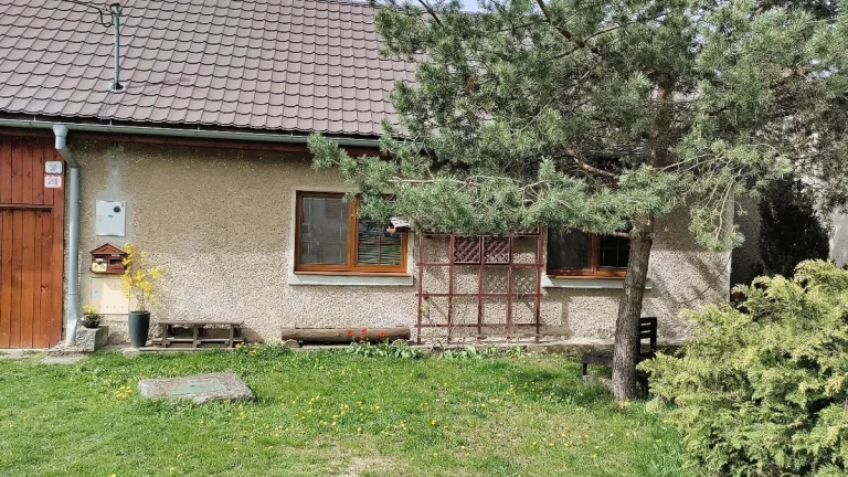 Dobrá Niva – rodinný dom, záhrada, terasa, altánky, 515 m2