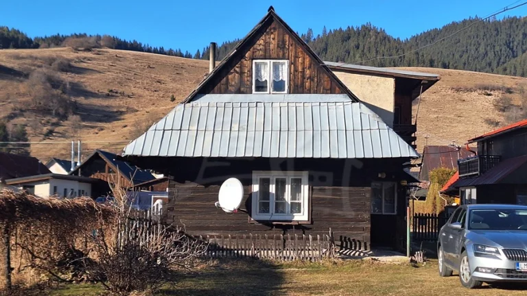 Murovaný dom s dreveničkou na krásnom mieste s veľkým slne