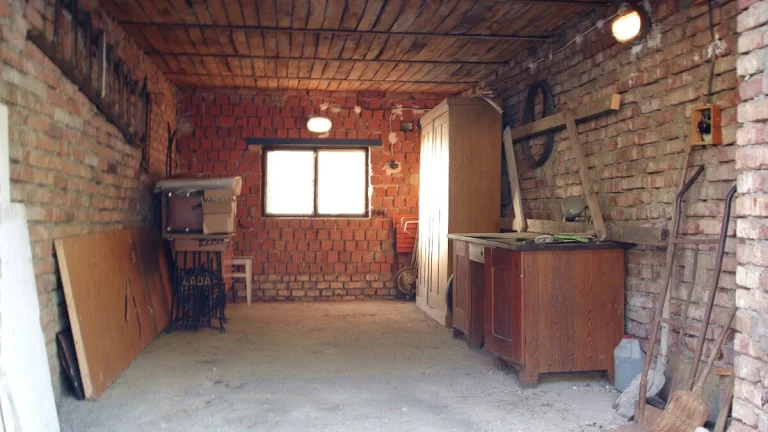 Garáž 23 m² Adamov ul. Komenského