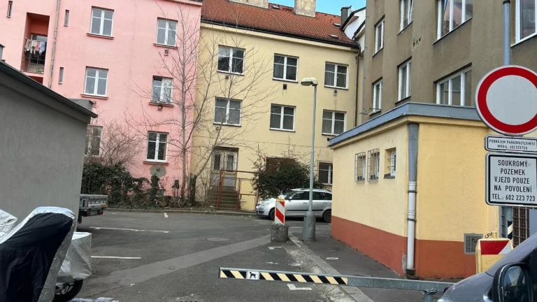 Pronájem parkovacího místa, Praha 10 Vršovice