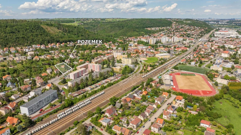 Prodej ideální 1/2 komerčního pozemku, 1935 m², Karlická ul.