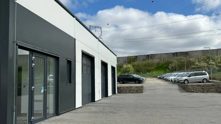 Prodej luxusní novostavby haly, autoservis, 3000m2 pozemek