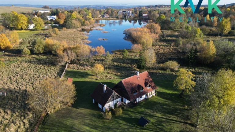 Nádherný rodinný dům u rybníka s pozemkem o rozloze 10355 m²