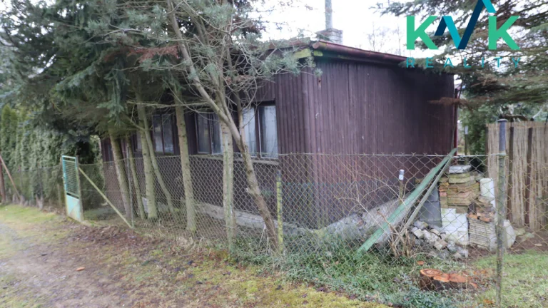 Chata, pozemek 474 m2, zast. plocha 16 m2, elektřina, před k